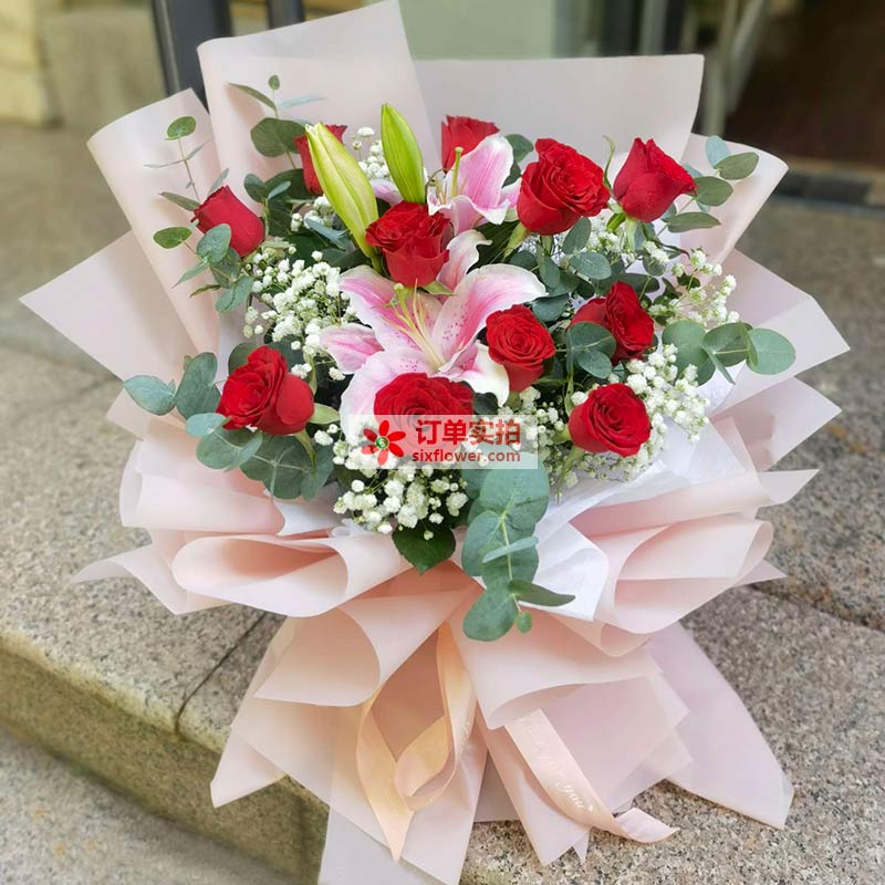 11朵红玫瑰百合，全世界里只有一个你