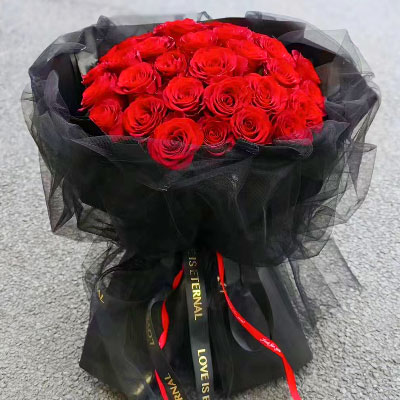 玉林33朵红玫瑰黑色包装，此花表真心