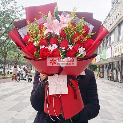 玉林19朵红玫瑰百合，与你幸福前行