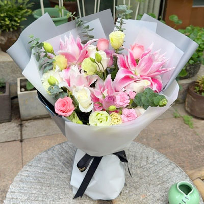 玉林9朵玫瑰混搭百合,爱恋纯真无邪