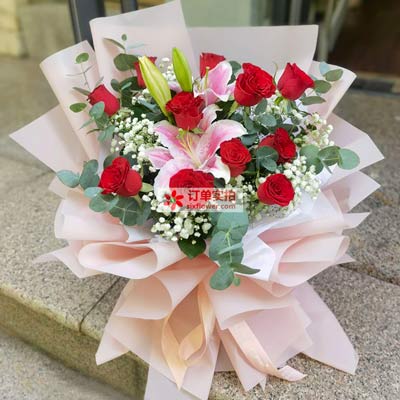 玉林11朵红玫瑰百合，全世界里只有一个你